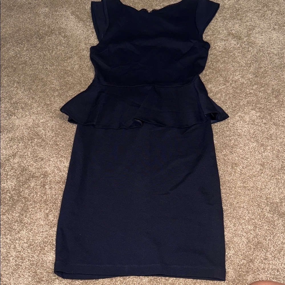 Revolve Alice + Olivia Victoria Peplum Dress Navy Blue - size 4/6. Q